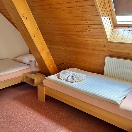 Penzion Farma Dvorec Radnice Buitenkant foto