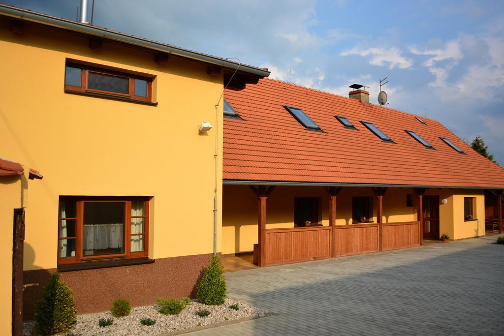 Penzion Farma Dvorec Radnice Buitenkant foto