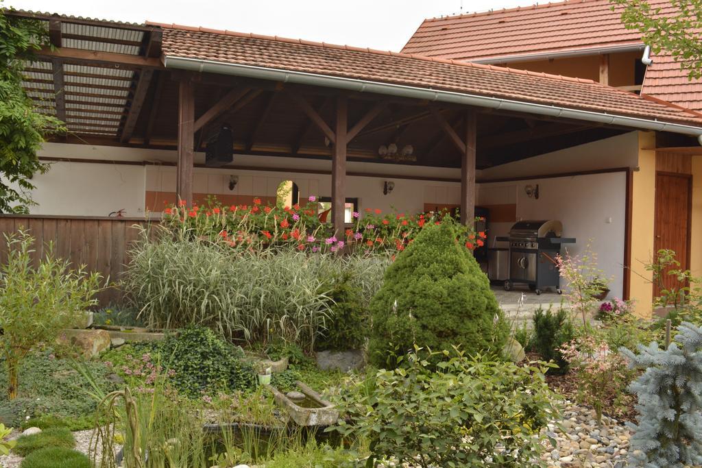 Penzion Farma Dvorec Radnice Buitenkant foto