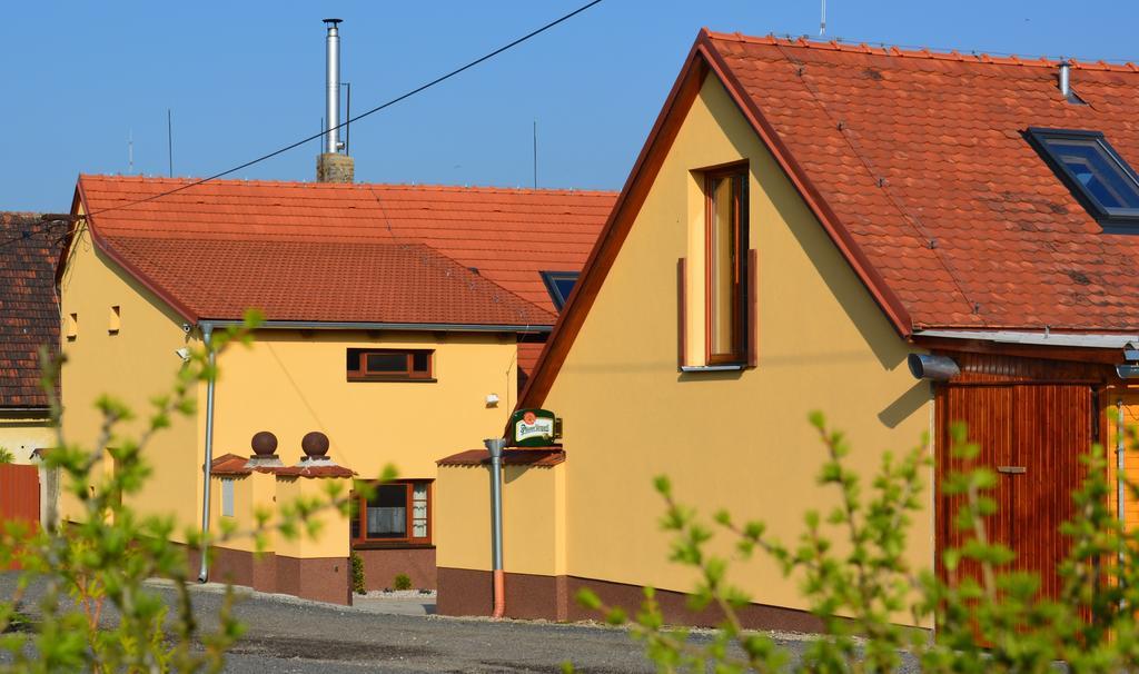 Penzion Farma Dvorec Radnice Buitenkant foto