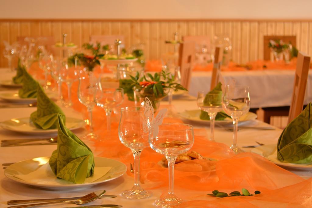 Penzion Farma Dvorec Radnice Buitenkant foto
