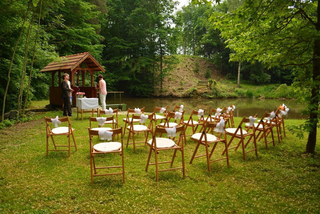 Penzion Farma Dvorec Radnice Buitenkant foto