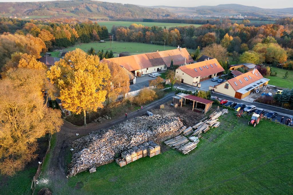 Penzion Farma Dvorec Radnice Buitenkant foto